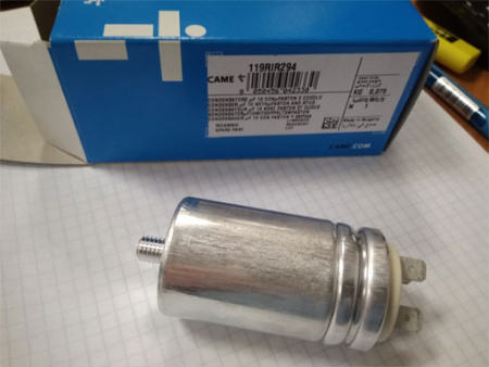 119RIR294, конденсатор 10 мкФ со сдвоенными выводами и болтом